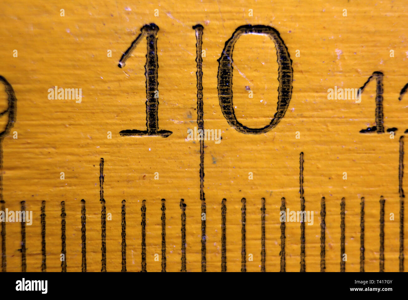 Nummer 10 auf vintage Holz- Zollstock auf weißem Hintergrund gedruckt. auf weißem Hintergrund, Nahaufnahme Stockfoto