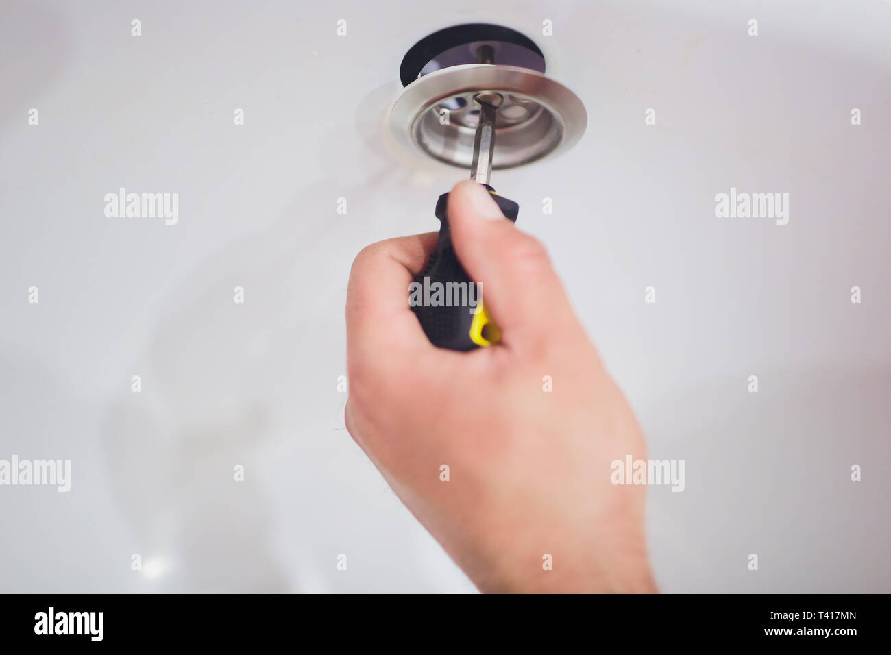Ein klempner Behebt einen Wasseranschluß an einer Wasserleitung. Pepair sanitär Hintergrund. Stockfoto