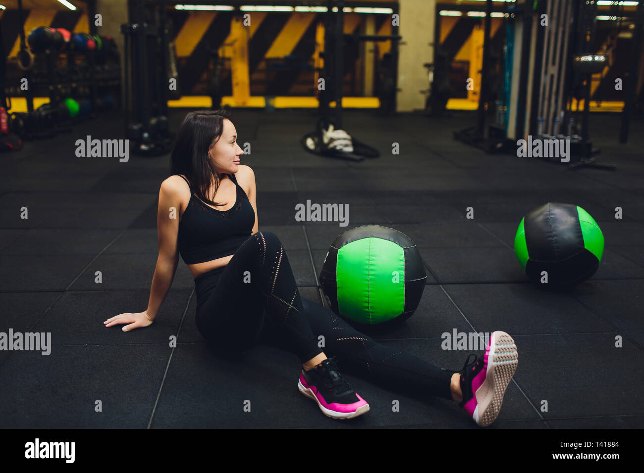Muskulose Frau Intensive Core Training Im Fitnessraum