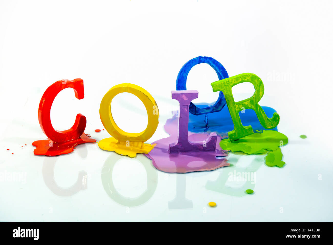 Word Color wurde mit mehrfarbigen Großbuchstaben geschrieben Stockfoto