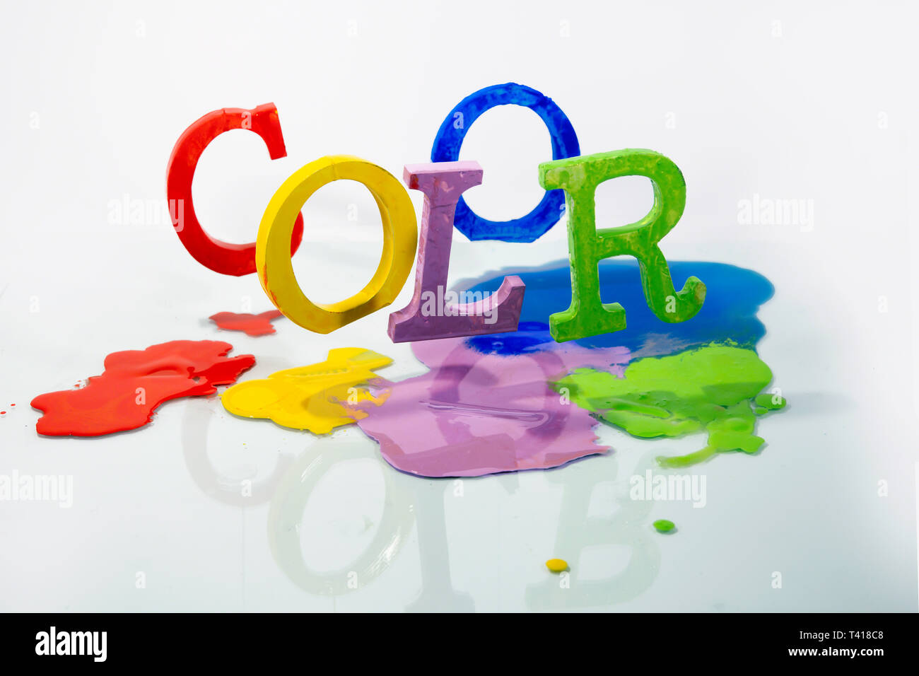 Word Color wurde mit mehrfarbigen Großbuchstaben geschrieben Stockfoto