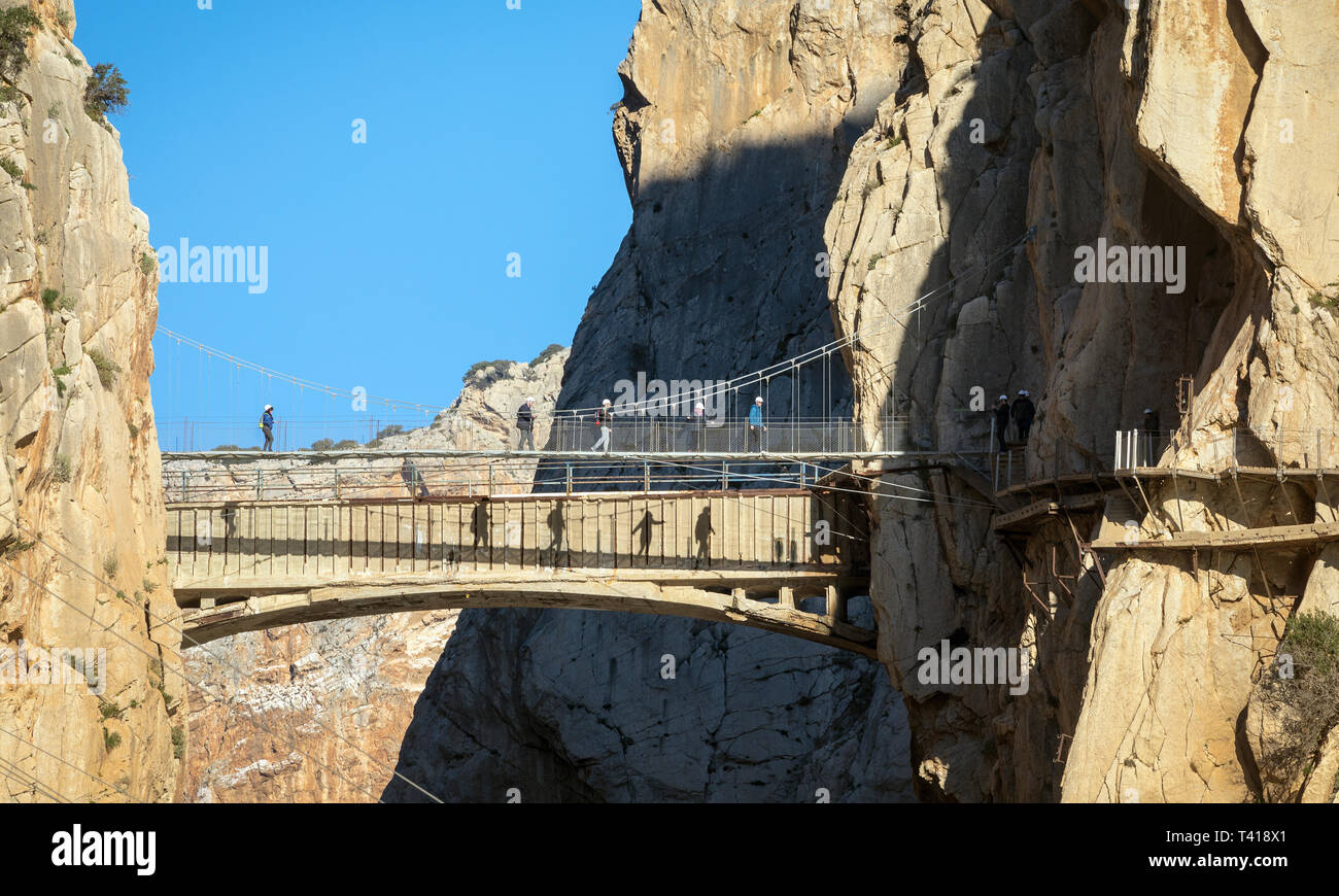 Besucher auf dem El Caminito del Rey oder des Königs Gehweg. Der Gehweg ist in die Seite der Schlucht von El Chorro im Desfiladero de Los Gang gebaut Stockfoto