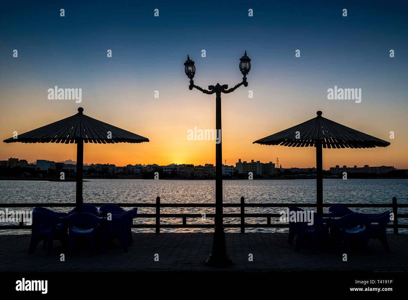 Stuhl Und Tisch Silhouette Stockfotos Und Bilder Kaufen Alamy