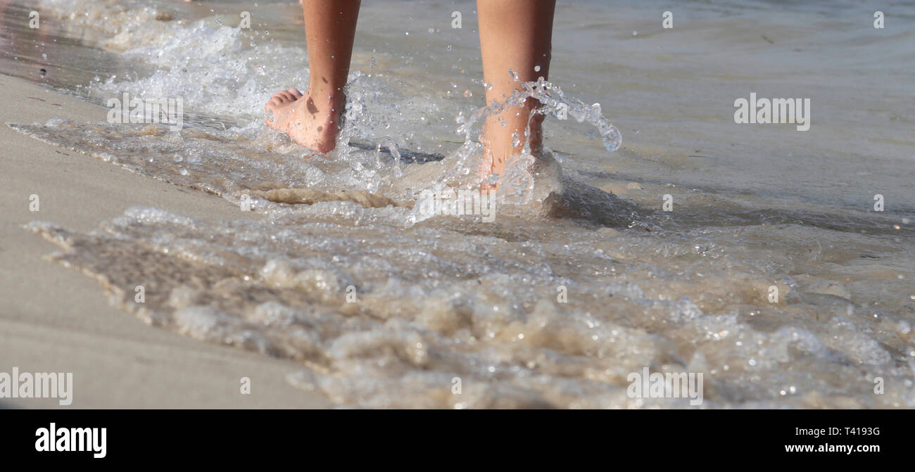 Frau barfuß in der Brandung, Mallorca, Spanien Stockfoto