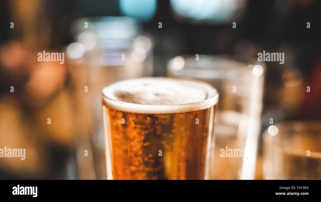 Nahaufnahme von einem Pint Bier und leere Gläser auf dem Tisch Stockfoto