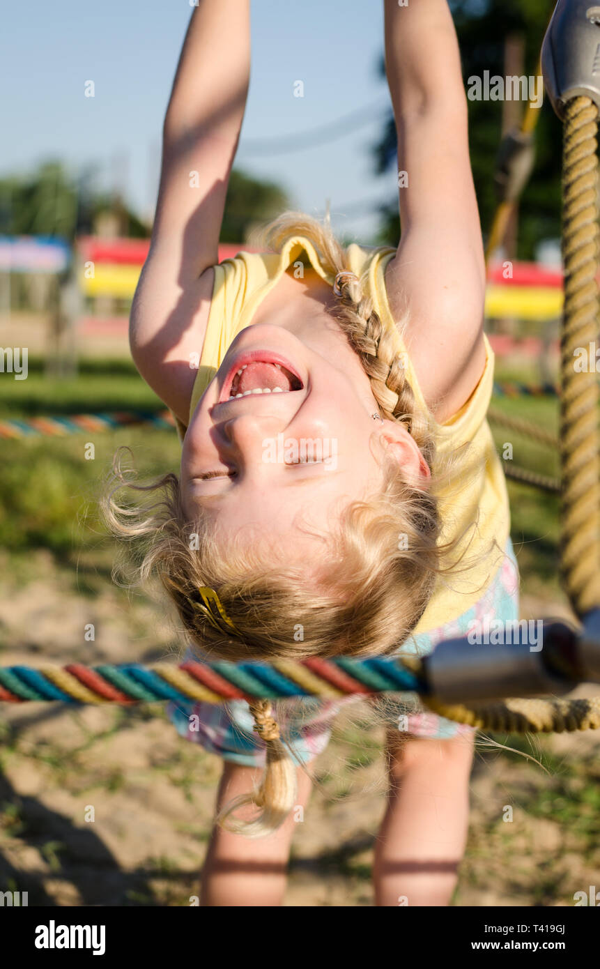 Lauging kleines Mädchen spielen in den Spielplatz Stockfoto
