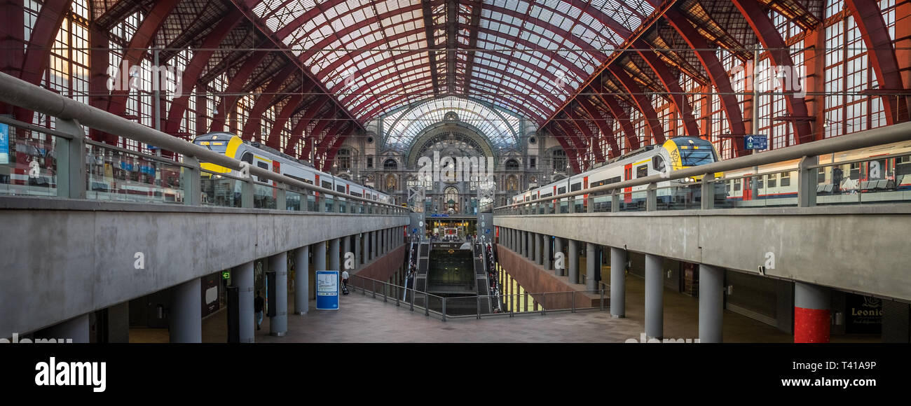 Blick auf den majestätischen Ankunft Halle des zentralen Bahnhof von Antwerpen. Stockfoto