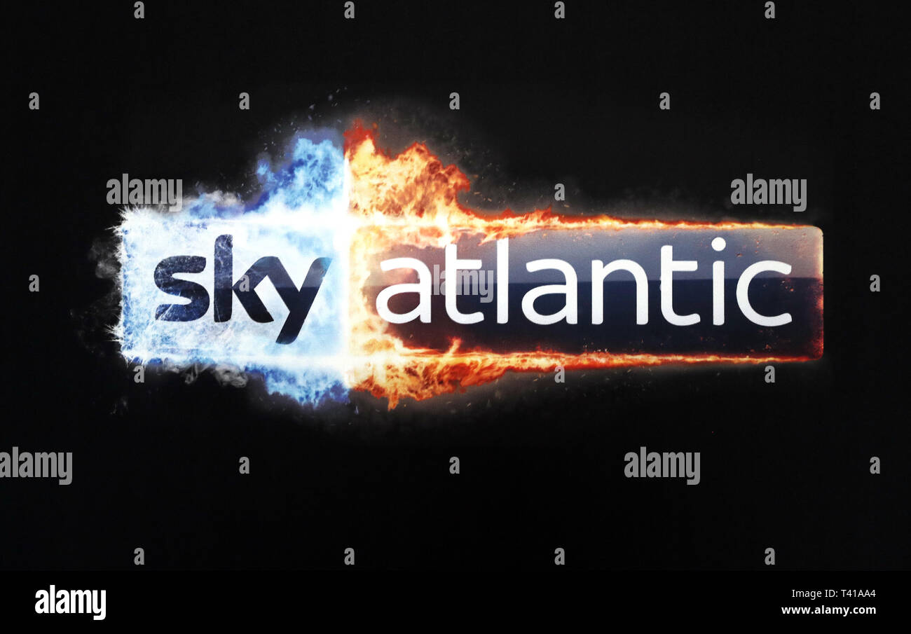Nahaufnahme von theSky Atlantic Logo am Spiel der Throne Premiere, an der Waterfront Hall, Belfast statt. Stockfoto