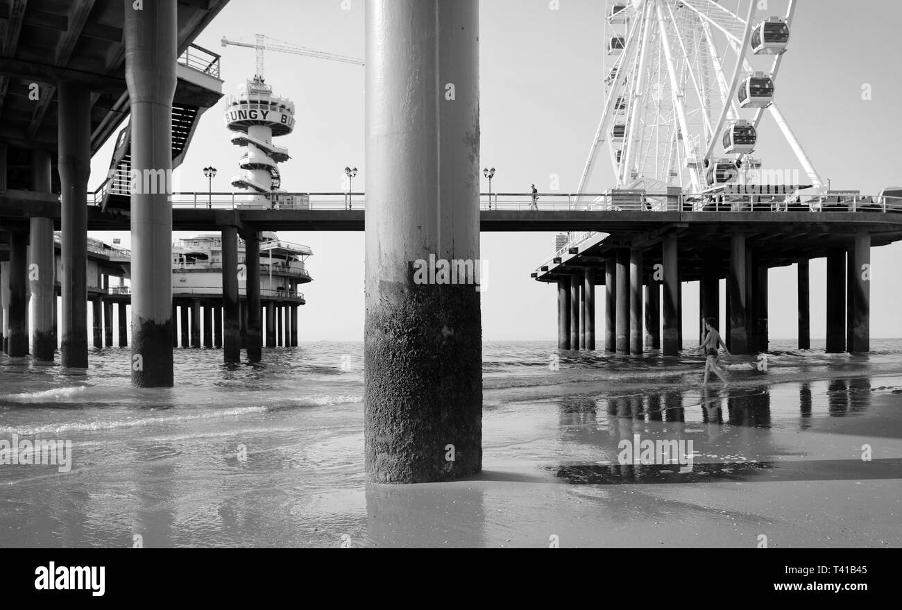 Low Angle View auf Pole einer Pier im Meer im Sommer in Scheveningen, Niederlande Stockfoto