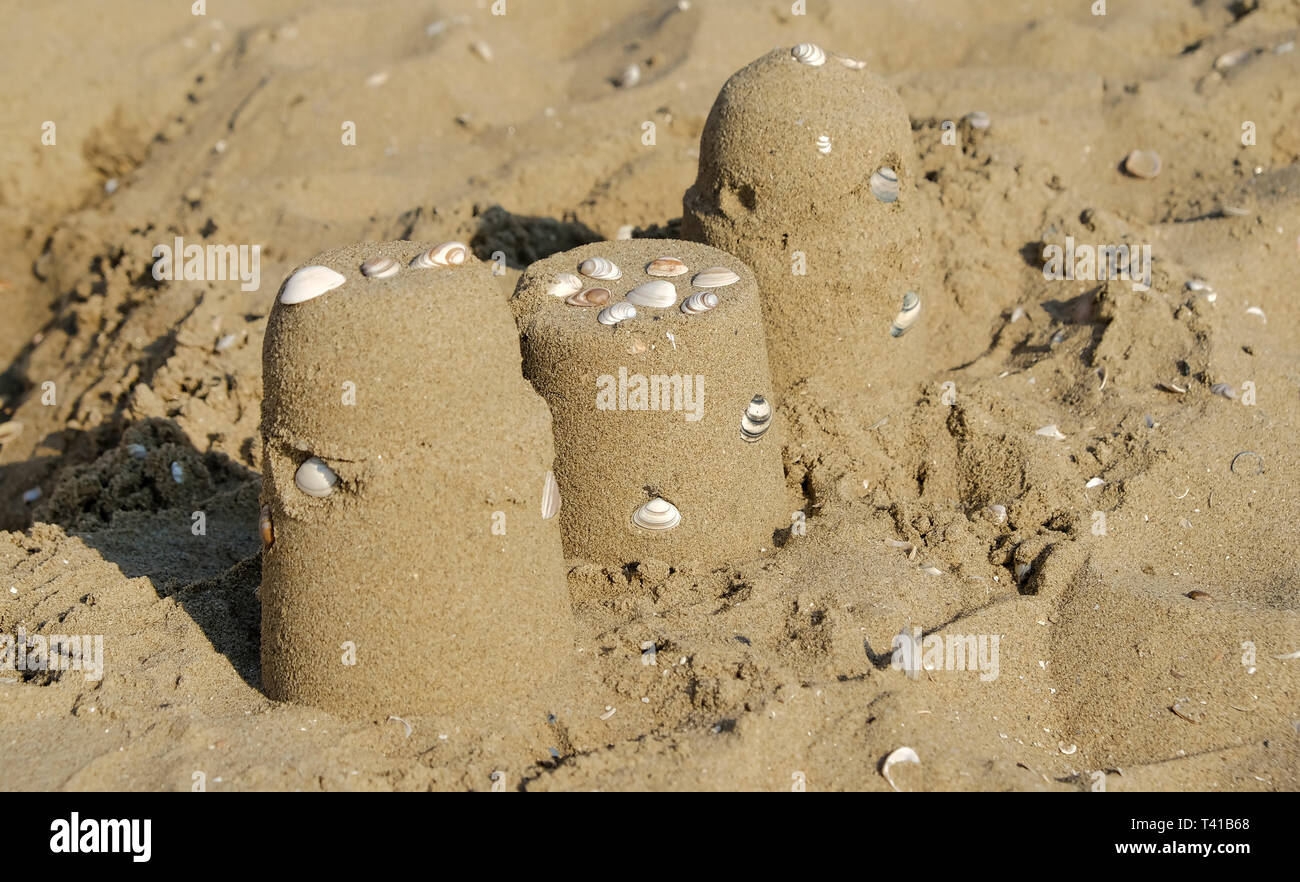 Sandburgen am Strand mit Wasser Tanks in Scheveningen, Den Haag, Niederlande Stockfoto