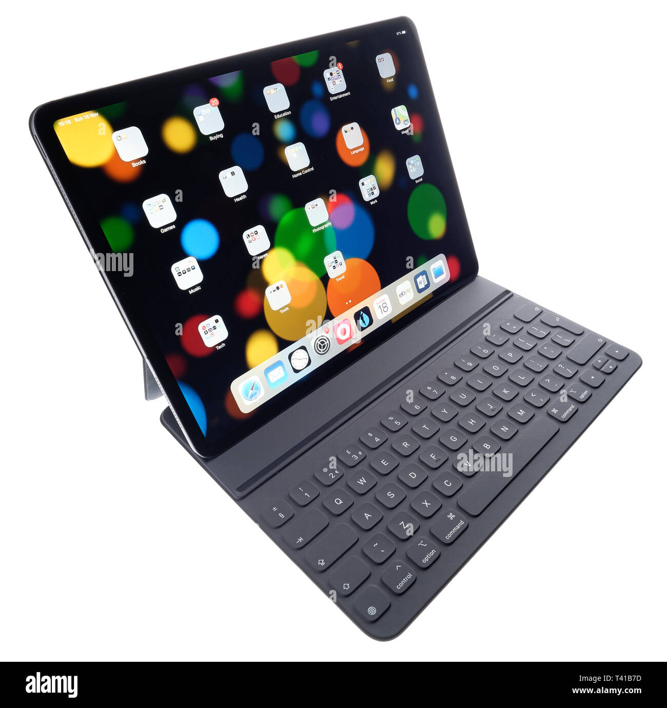 Apple iPad Pro mit Tastatur/Ständer befestigt. Stockfoto