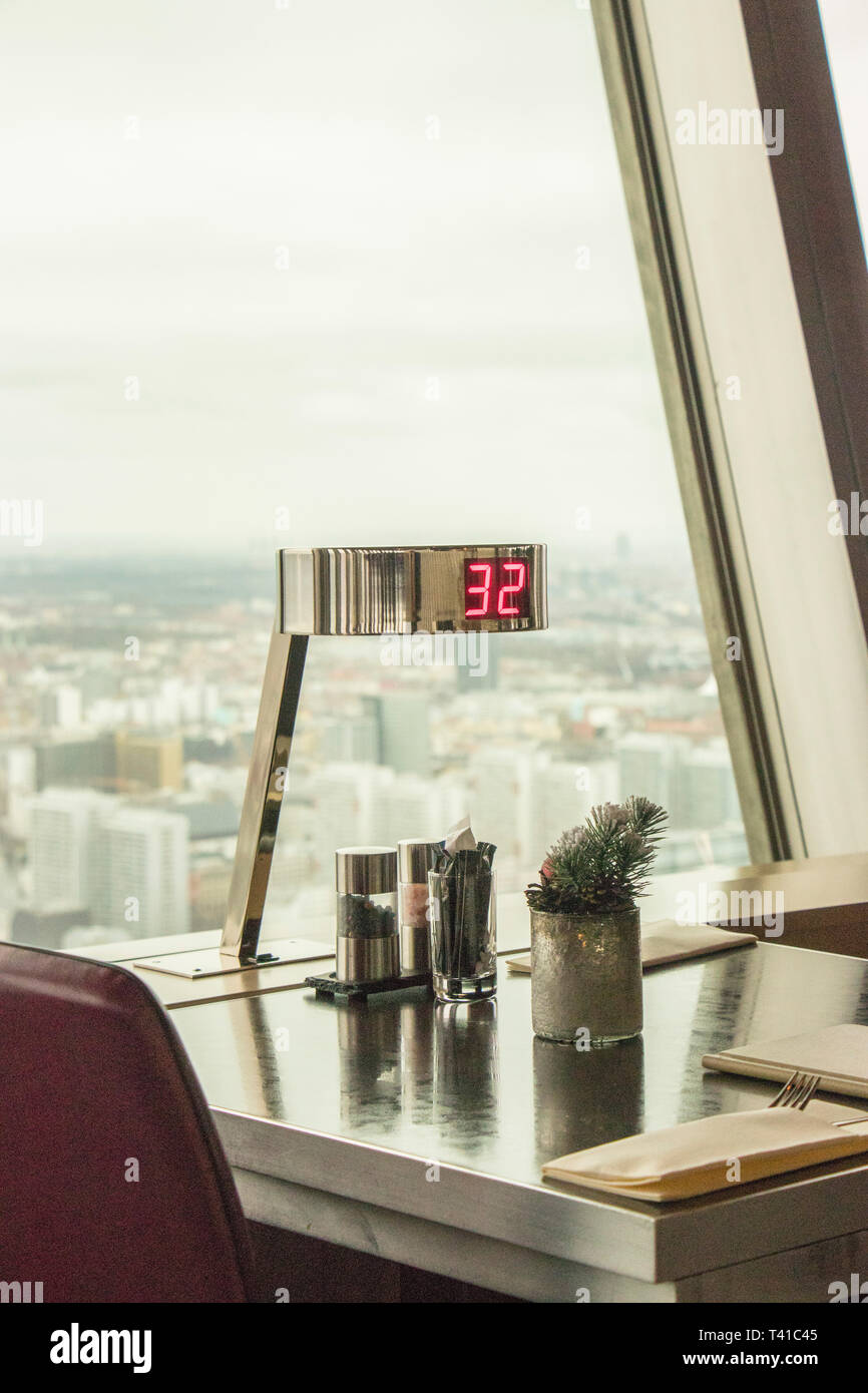 Innenansicht des Fernsehturms Berlins berühmter Fernsehturm mit Details des Tisches und der Digitaluhr im rotierenden Restaurant Stockfoto