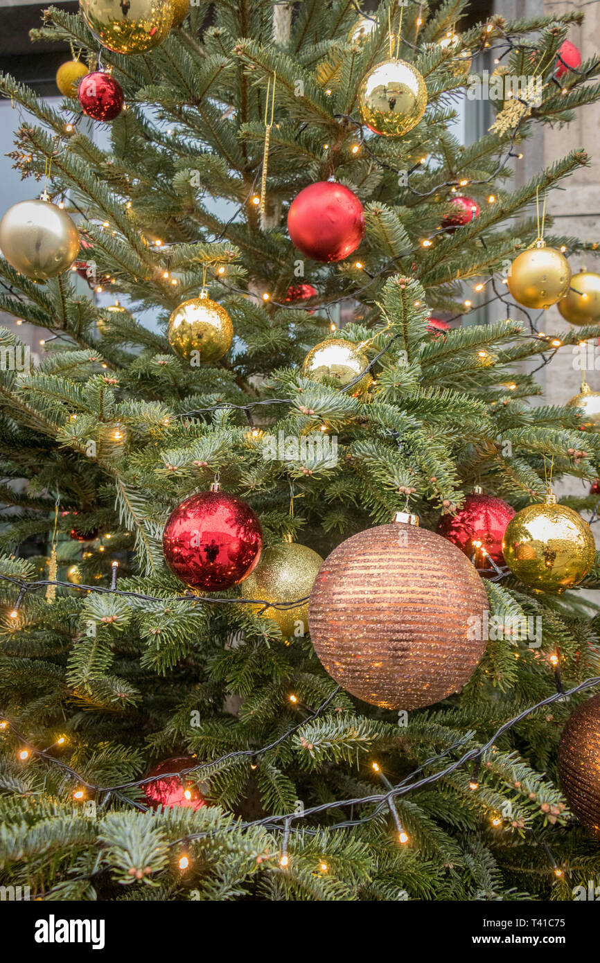 Kugeln und Weihnachten Dekorationen in Tanne in Berlin Weihnachtsmarkt Stockfoto