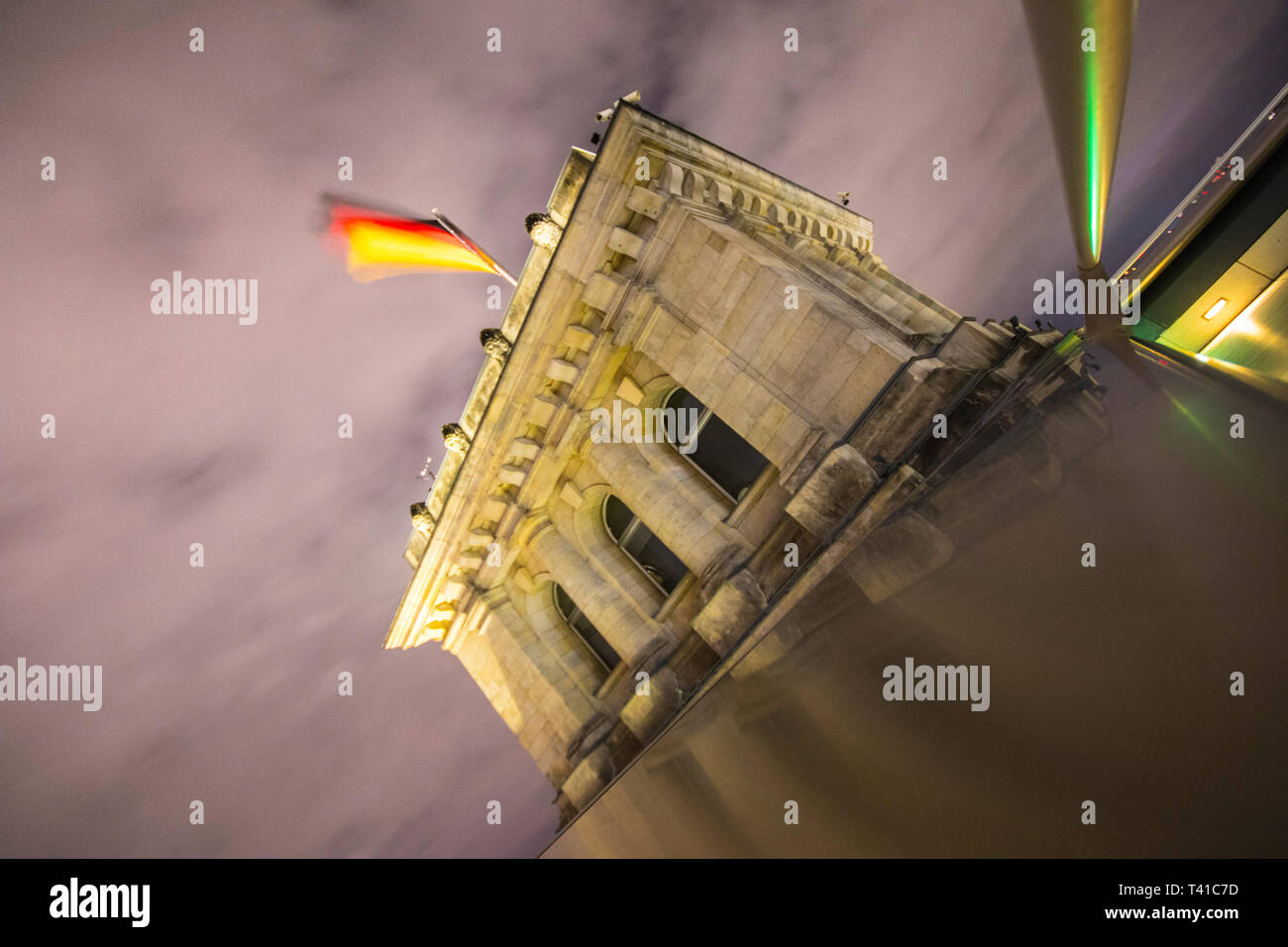 Dramatische Weitwinkel nacht Aussicht auf dem Dach des Reichstag des deutschen Parlaments in Berlin Stockfoto