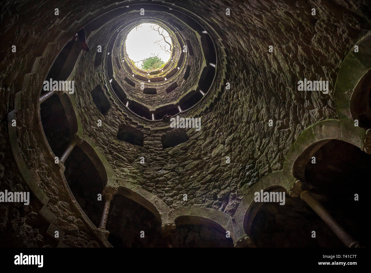 Einer der 'Einleitung' Brunnen oder Inverse Türme auf dem Gelände der Quinta da Regaleira in Sintra, Portugal Stockfoto