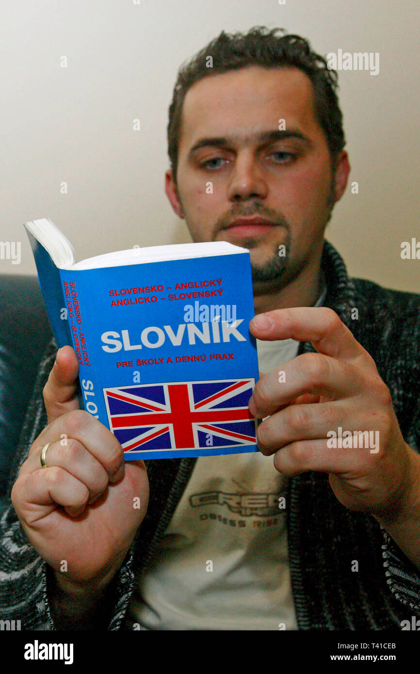 Slowakische Wanderarbeitnehmer Englisch lernen in Mietwohnungen an seinem freien Tag. Newport, South Wales 19/11/2006 Stockfoto