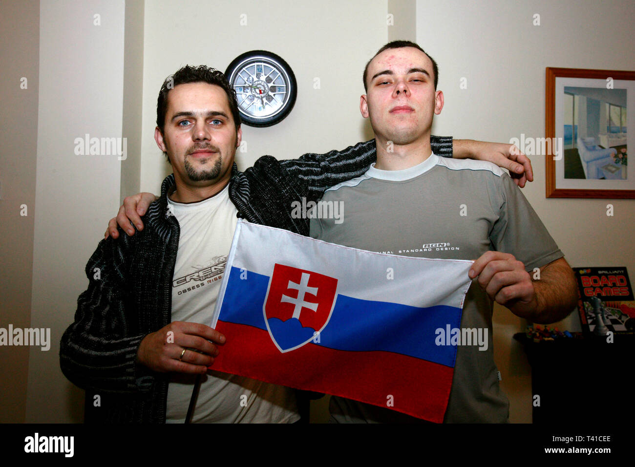 Slowakische Wanderarbeitnehmer pose mit ihrer Flagge in Mietwohnungen an seinem freien Tag. Newport, South Wales 19/11/2006 Stockfoto