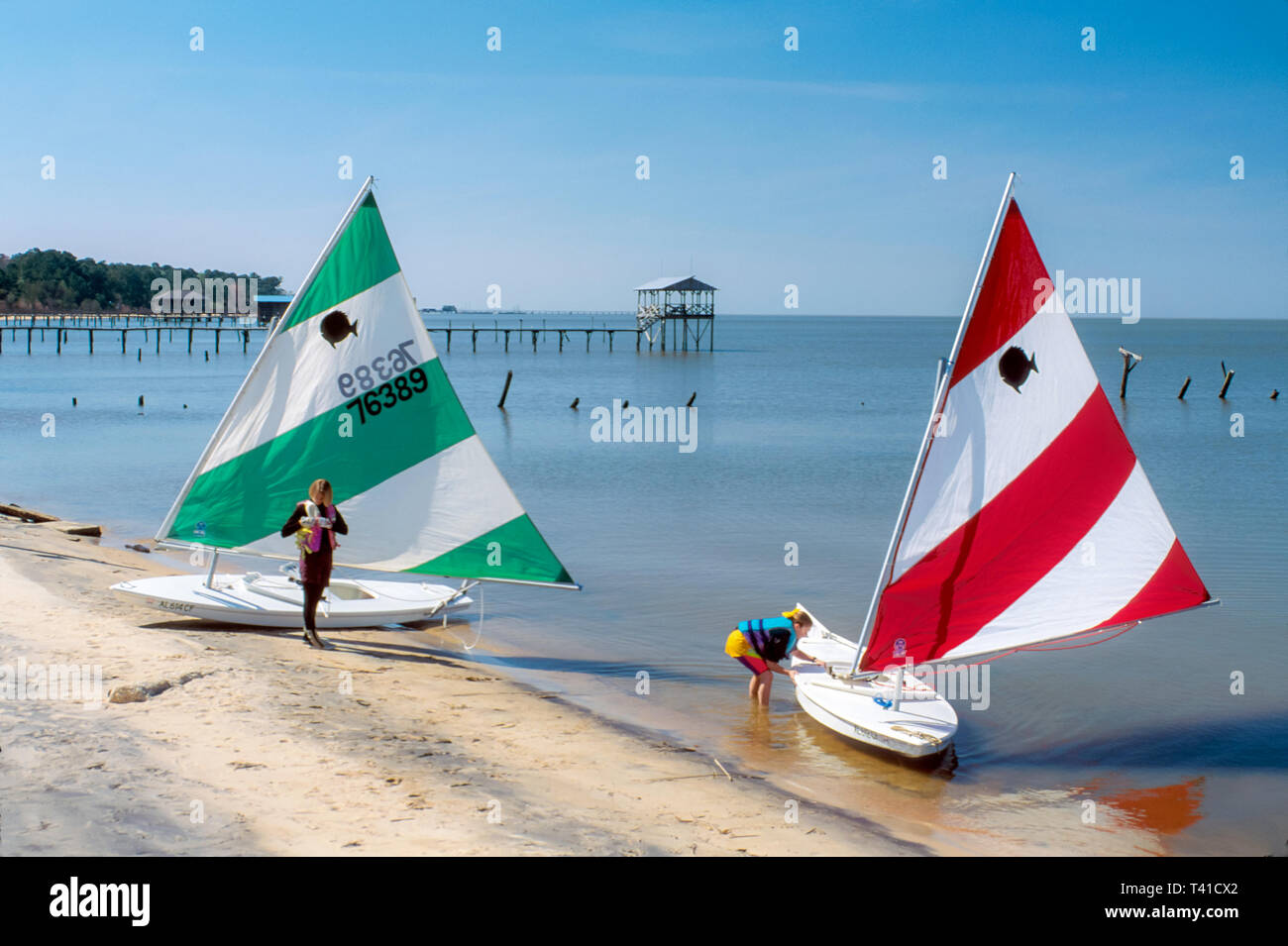 Alabama Baldwin County Fairhope Mobile Bay Wasser Junior Yacht Club Mitglieder Racing Segelboote AL062, Besucher reisen Reise Reise Tourismus Tourismus Land Stockfoto