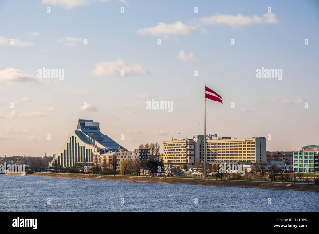 Lettische Nationalbibliothek und große Fahne skyline Stockfoto