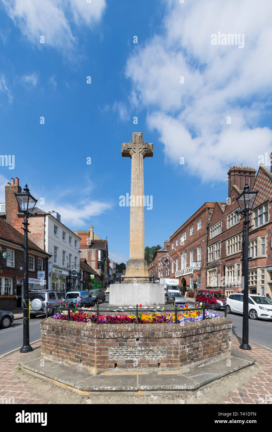 WWI und WWII war Memorial in der High Street im Frühjahr in Arundel, West Sussex, England, UK. Porträt. Stockfoto