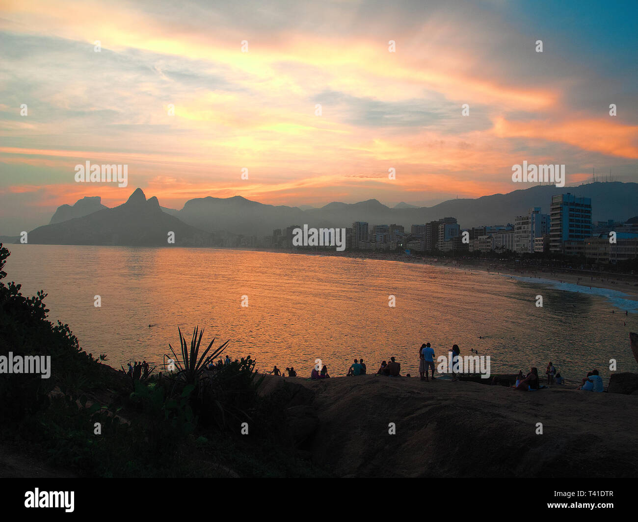 Rio de Janeiro: Sonnenuntergang am Strand von Ipanema von Pedra do Arpoador Stockfoto
