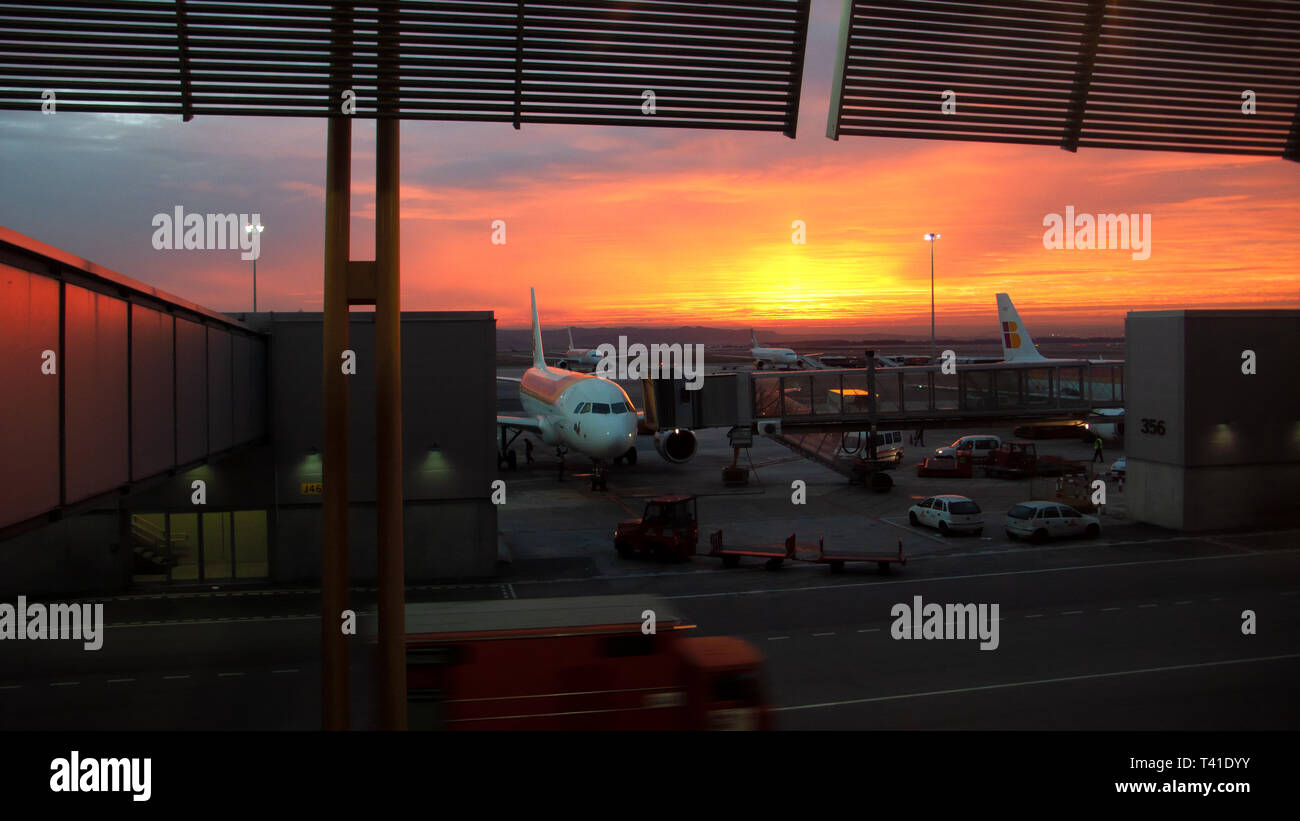 Flughafen Madrid in der Dämmerung mit Flugzeugen auf der Start- und Landebahn Stockfoto