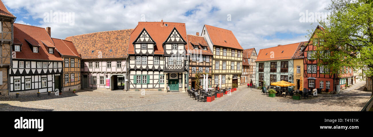 QUEDLINBURG, Deutschland - Apr 26, 2018: Panormaic Blick auf historische Fachwerkhäuser in der mittelalterlichen Stadt Quedlinburg, Nördlich des Harzes. Sax Stockfoto