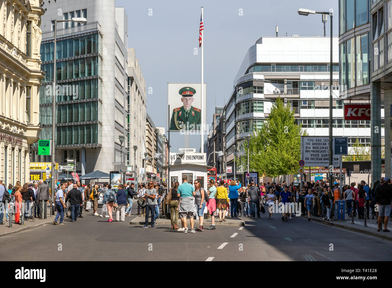 BERLIN, DEUTSCHLAND - Apr 28, 2018: Touristen um die ehemaligen Allied Checkpoint Charlie. Heutzutage diese Seite ist eine touristische Attraktion. Stockfoto
