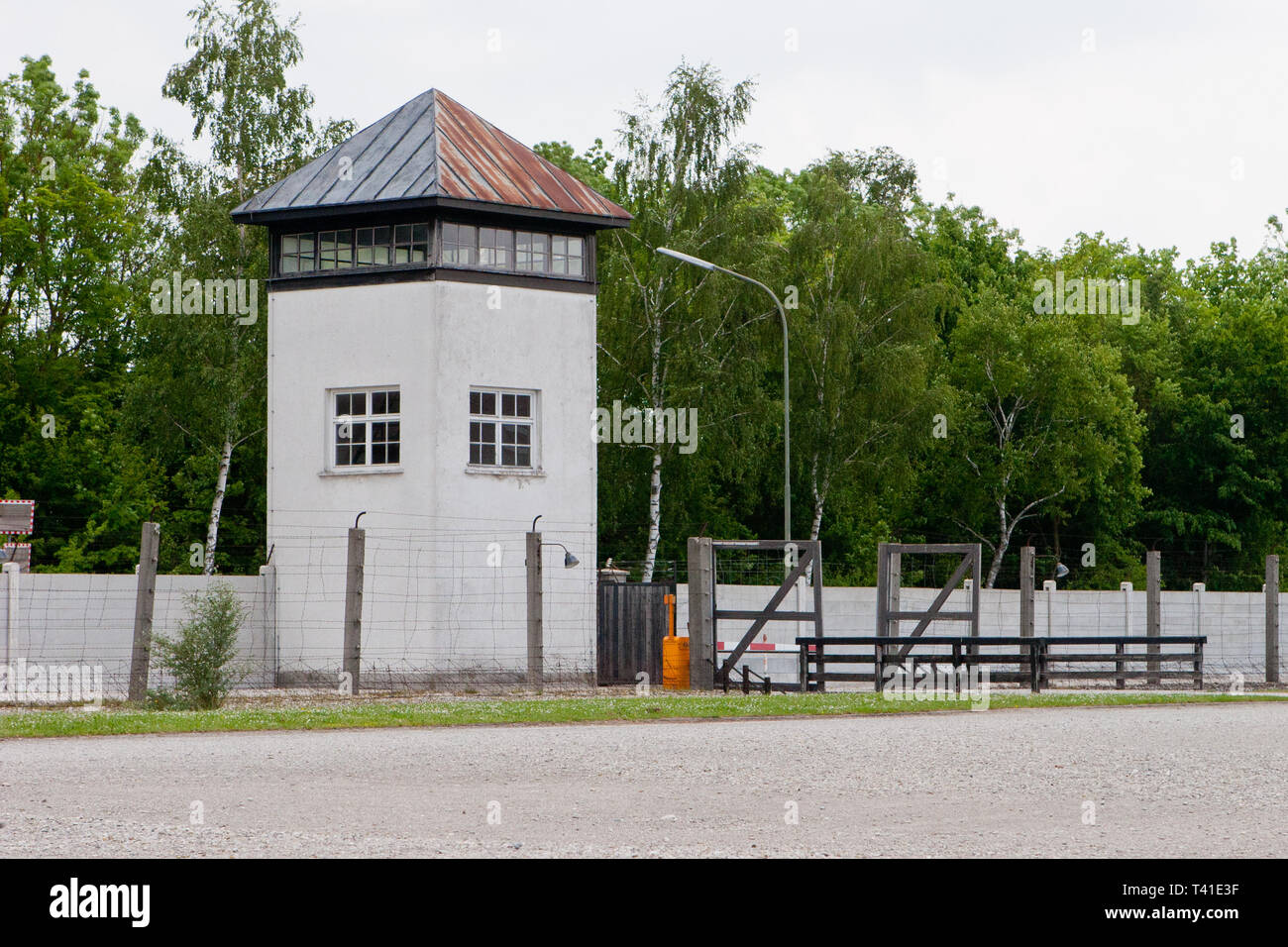 Tor und Wachturm in Dachau Stockfoto