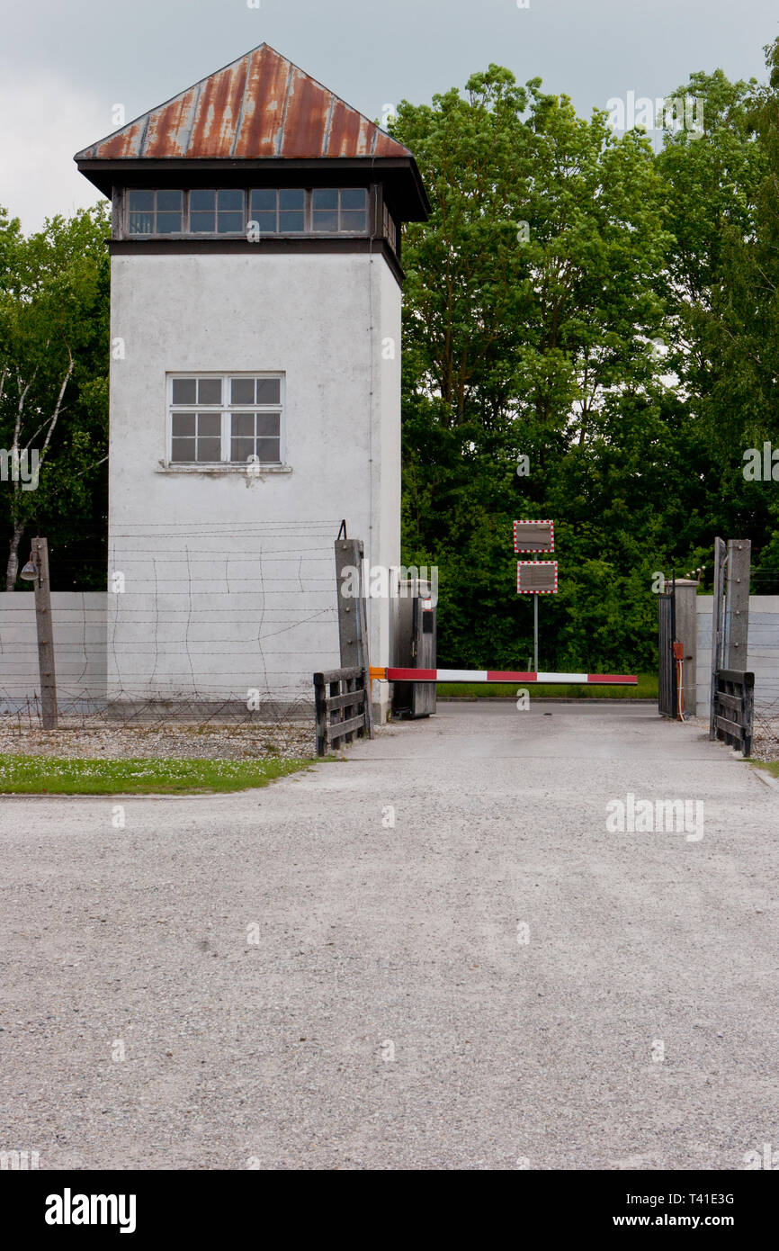 Tor und Wachturm in Dachau Stockfoto