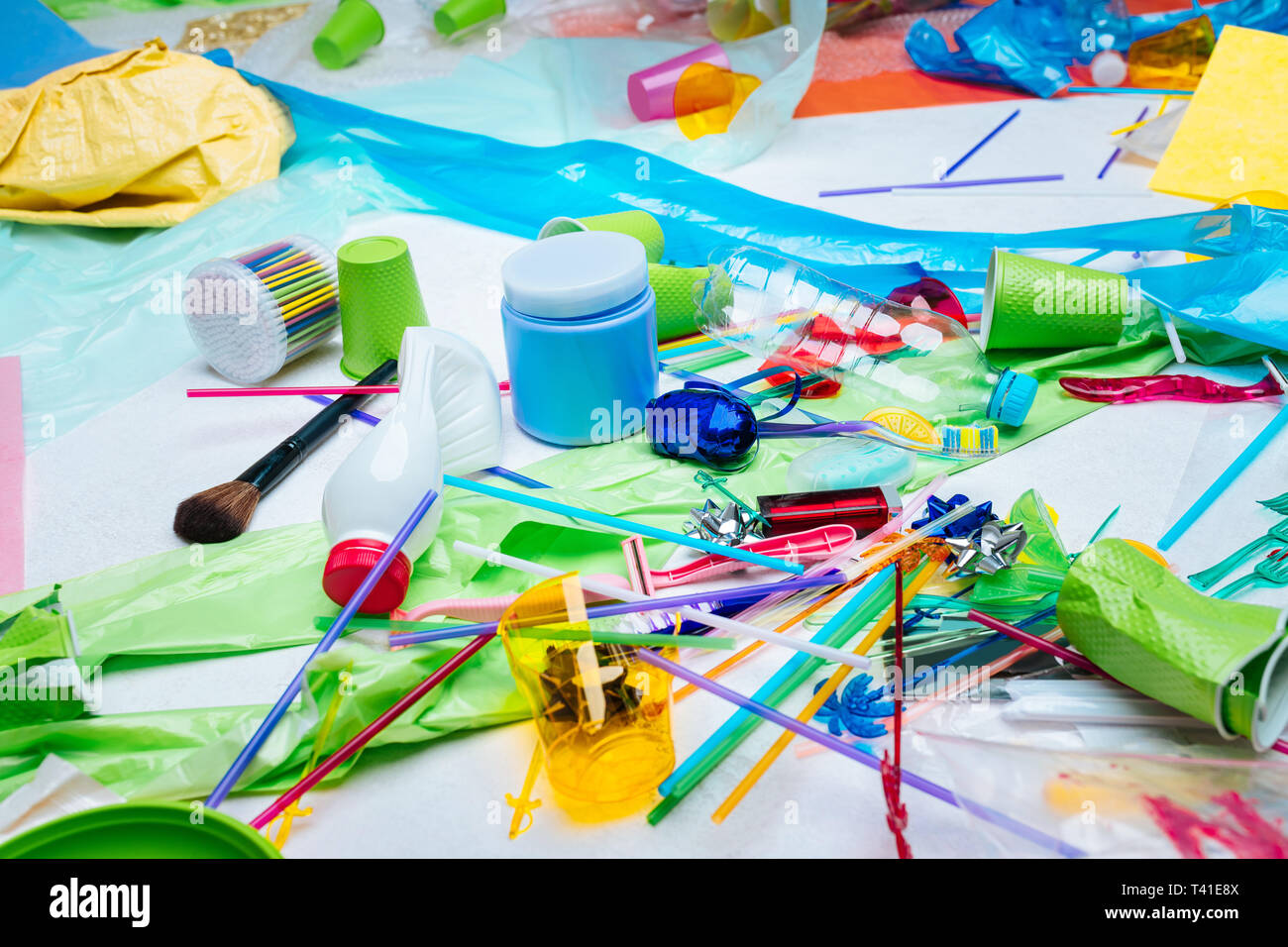 Verschmutzung der Natur. Verschiedene bunte Gegenstände aus Kunststoff zu schädigen und das Verschmutzen der Natur auf dem Boden liegend Stockfoto