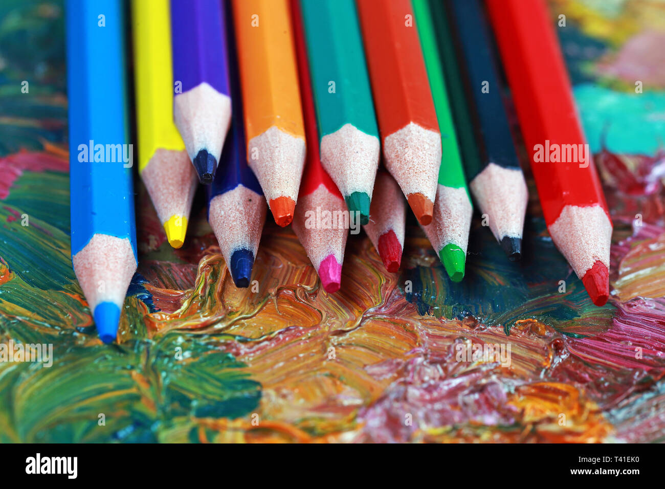 Bunte Stifte zum Zeichnen und Kreativität Stockfoto