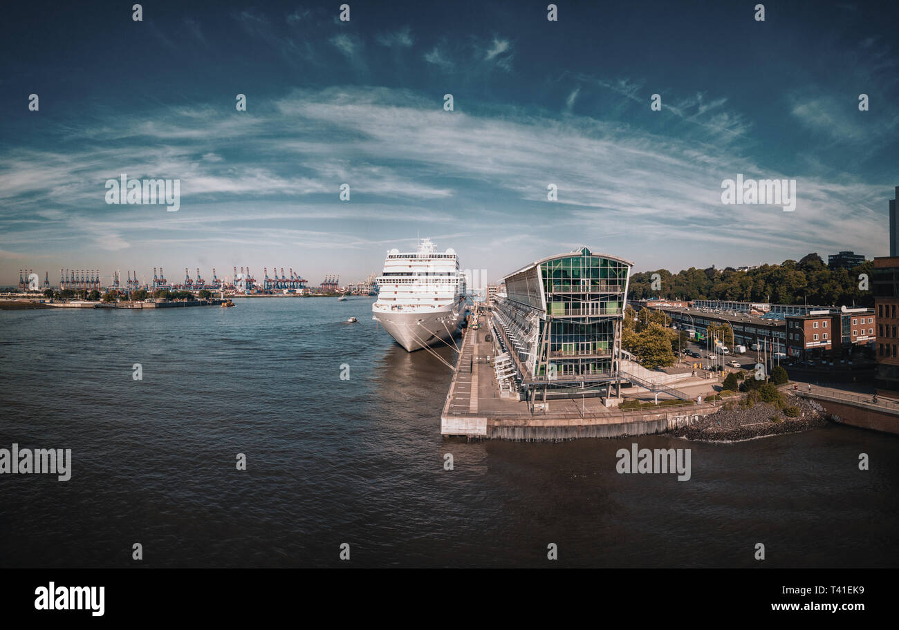 Luftaufnahme der Kreuzfahrtterminal Altona mit Kreuzfahrtschiff am Fischmarkt Stockfoto