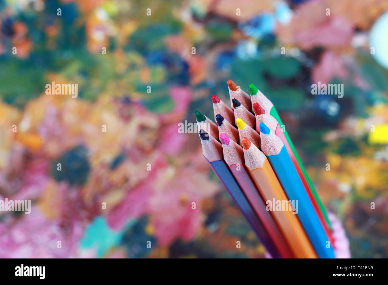 Bunte Stifte zum Zeichnen und Kreativität Stockfoto