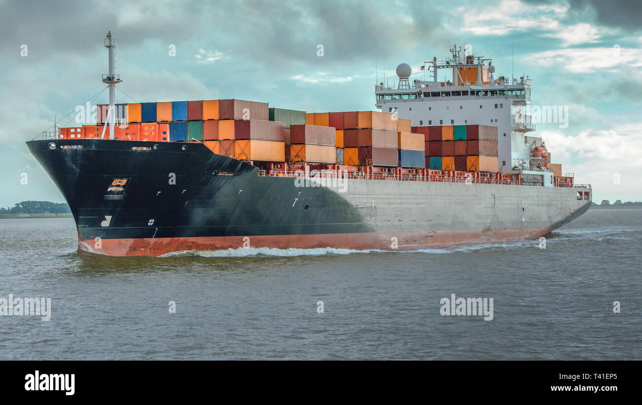 Containerschiff auf der Fahrt auf der Elbe von Hamburg Stockfoto
