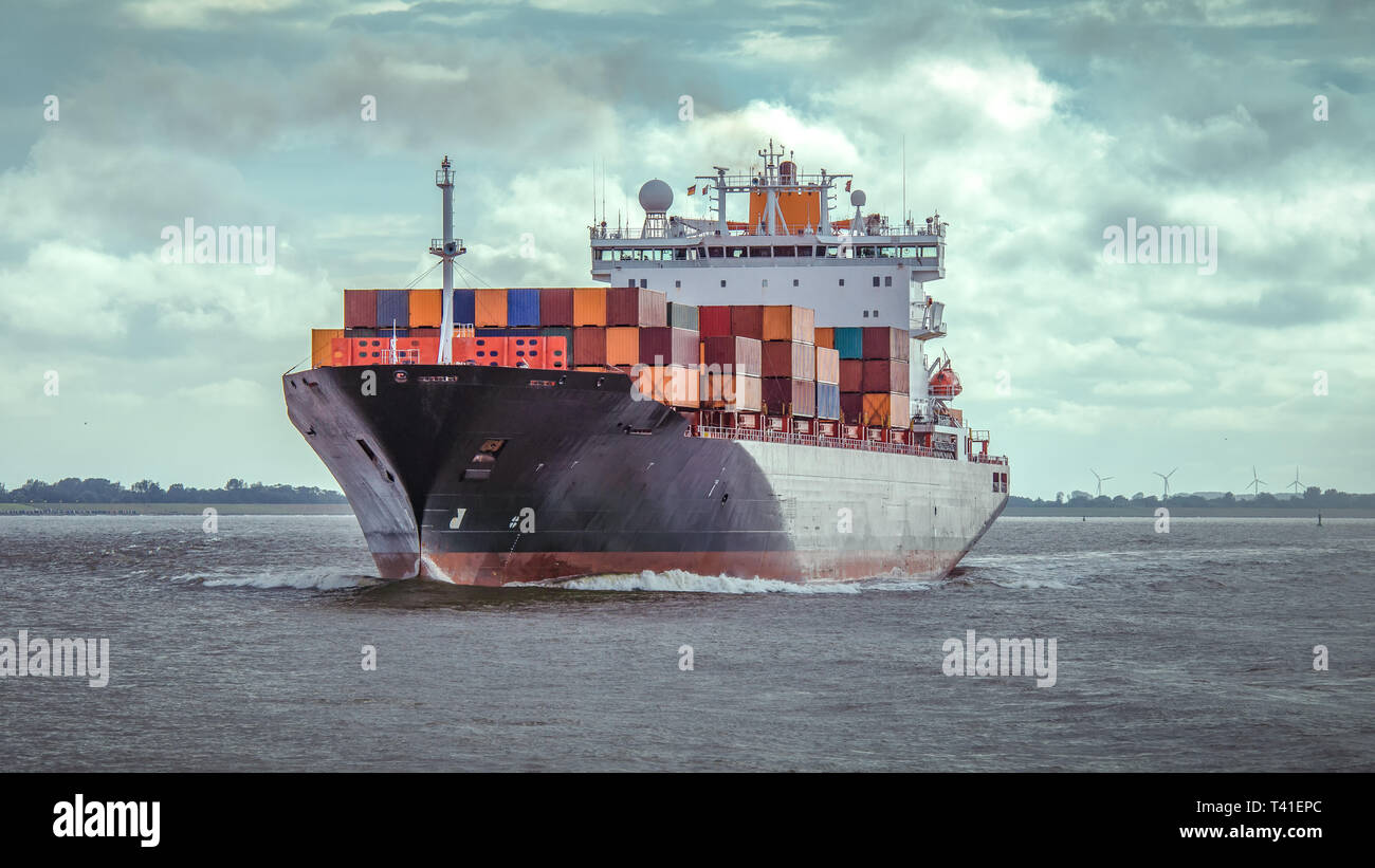 Containerschiff auf der Fahrt auf der Elbe von Hamburg Stockfoto