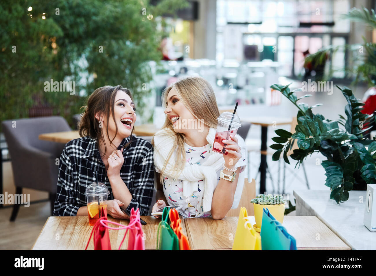 Attraktive Mädchen in Shopping Mall mit Beutel Stockfoto