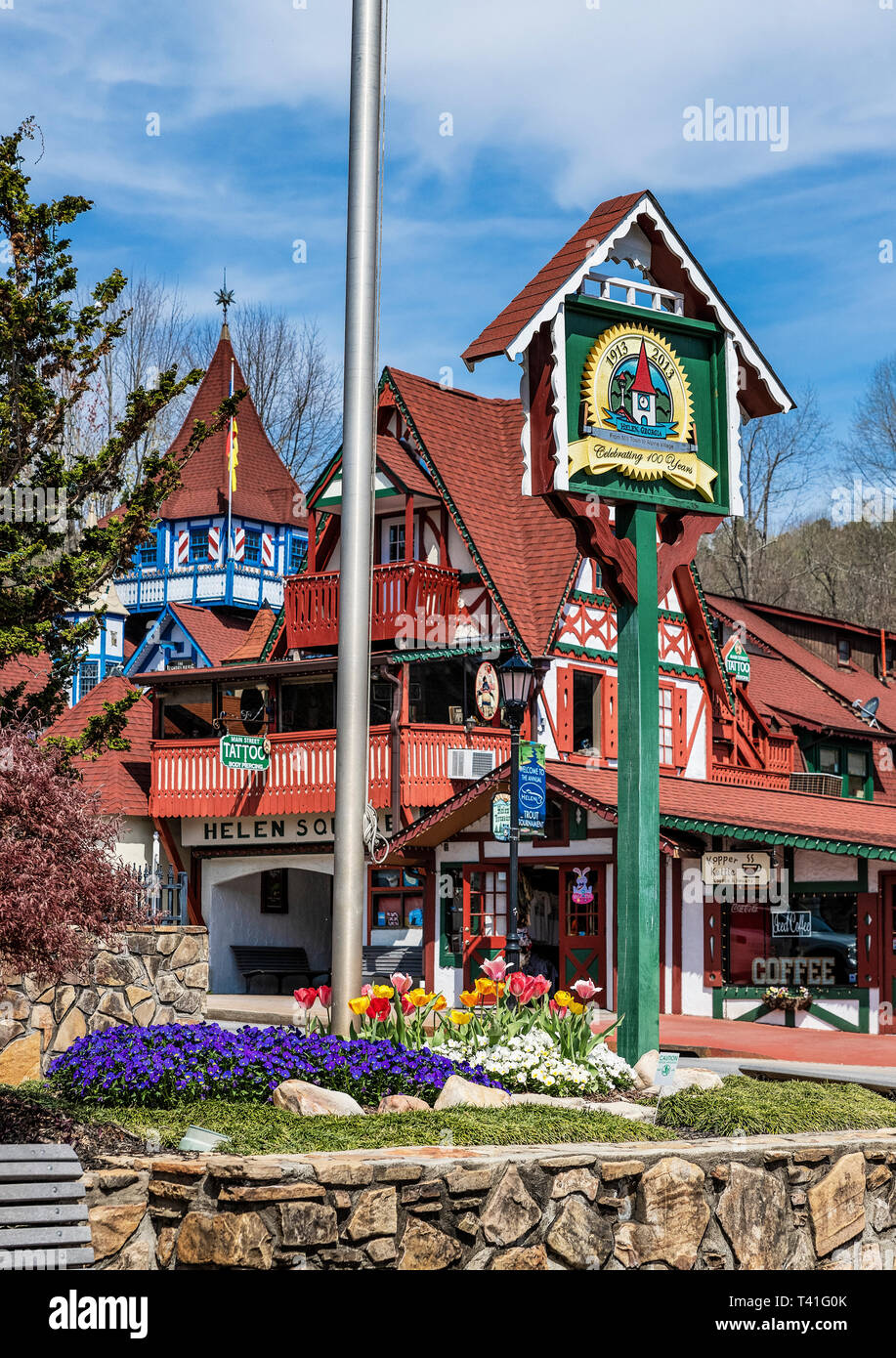 Helen, Georgien ist eine Stadt, die auf einem Bayerischen alpine Design Motiv, hat es eine touristische Attraktion modelliert. Stockfoto