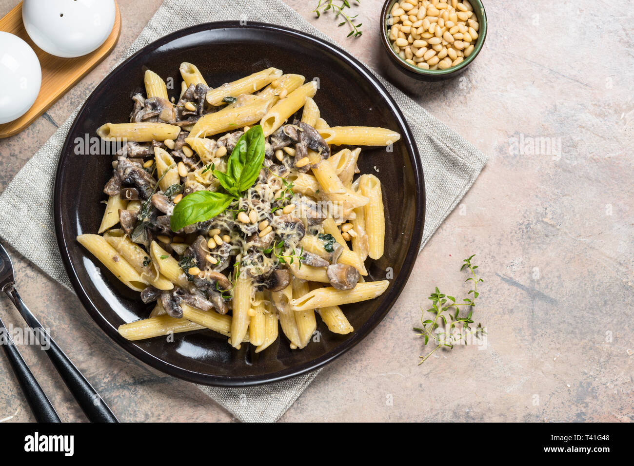 Pasta mit Pilzen und Spinat. Stockfoto
