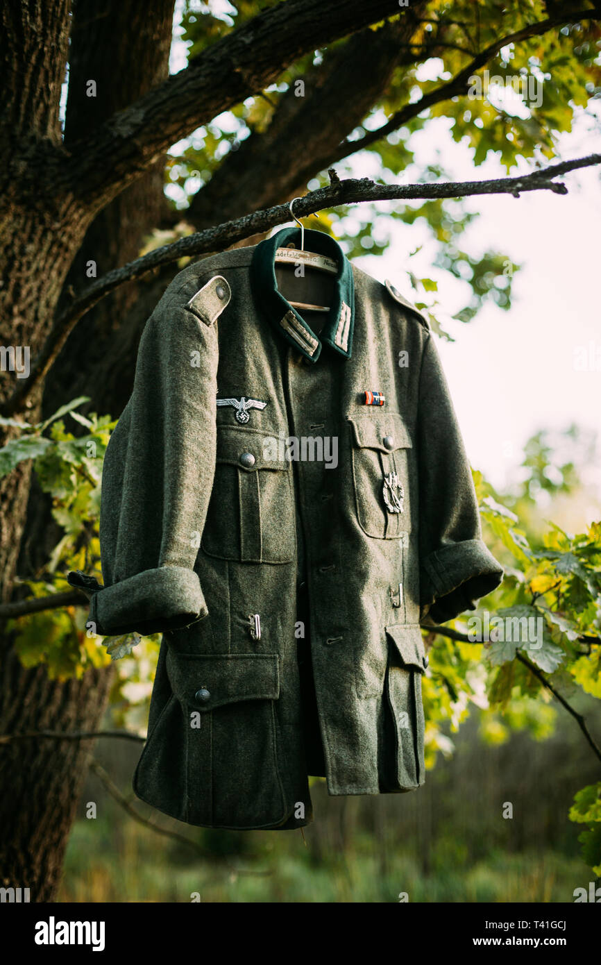 Single Mantel oder Tunika des Zweiten Weltkrieges Deutschen Wehrmacht  Infanterie Soldat hängt auf einem Kleiderbügel auf Holz im Außenbereich im  Camp. WWII WW 2 Mal. Uniform der Deutschen Stockfotografie - Alamy
