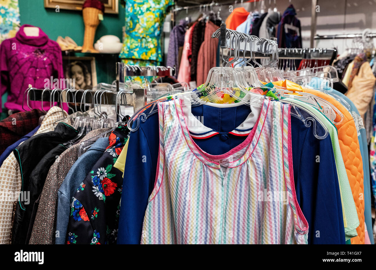 Second hand Clothing Store. Stockfoto