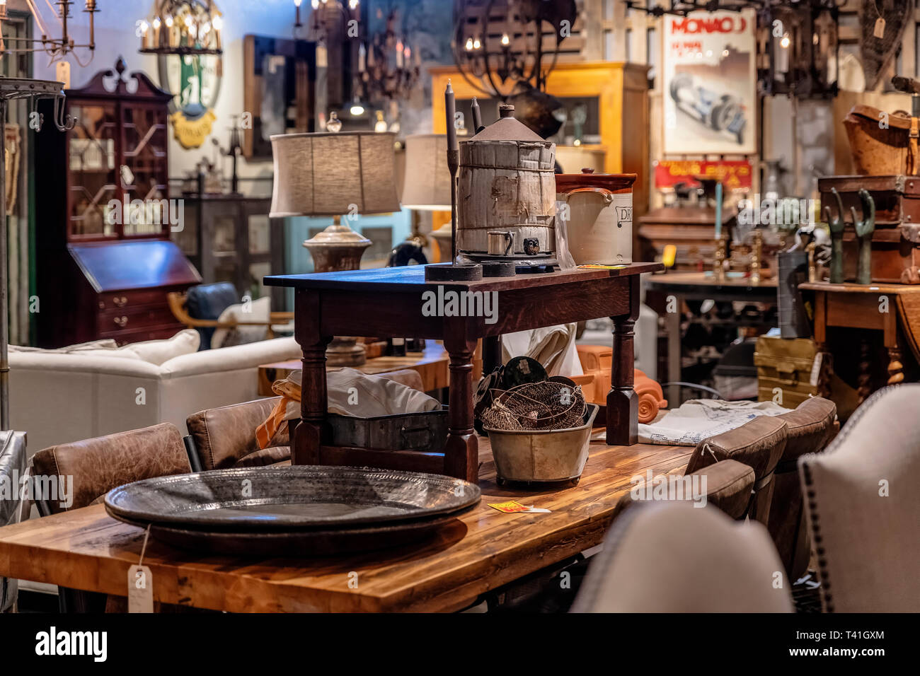 Antike Möbel in einem Antiquitätenladen. Stockfoto