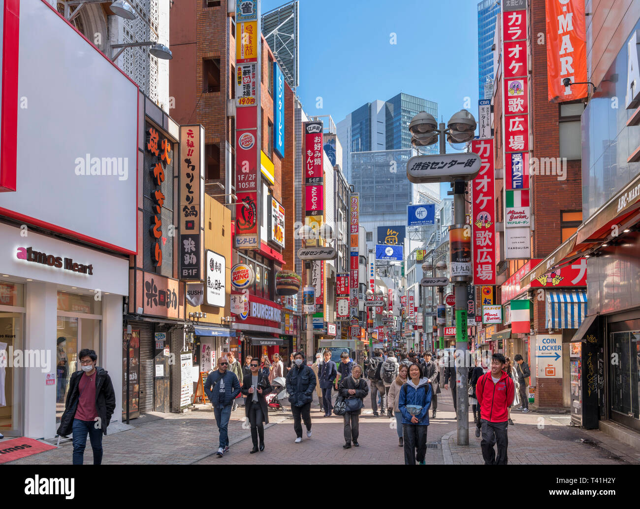 Shibuya Center - gai, einem langen Essen und Shopping Straße im Stadtteil Shibuya, Tokio, Japan Stockfoto