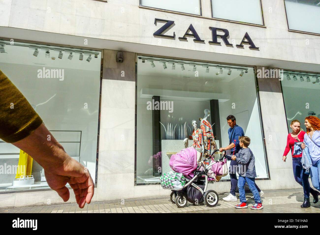 Valencia Leute einkaufen vor Zara Store Spanien Europa Straße Zara Shop Schild Straßenansicht Valencia Spanien Europa Mann schiebt Kinderwagen Stockfoto