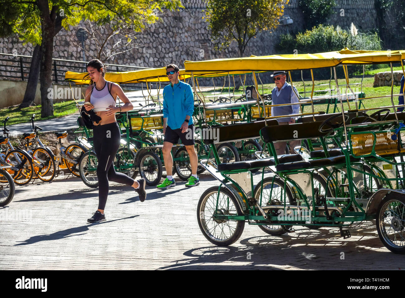 Valencia Turia Park Gardens, Vierrad Spanien Fahrräder, Qudracycle Fahrräder in Valencia Frau laufen Stockfoto