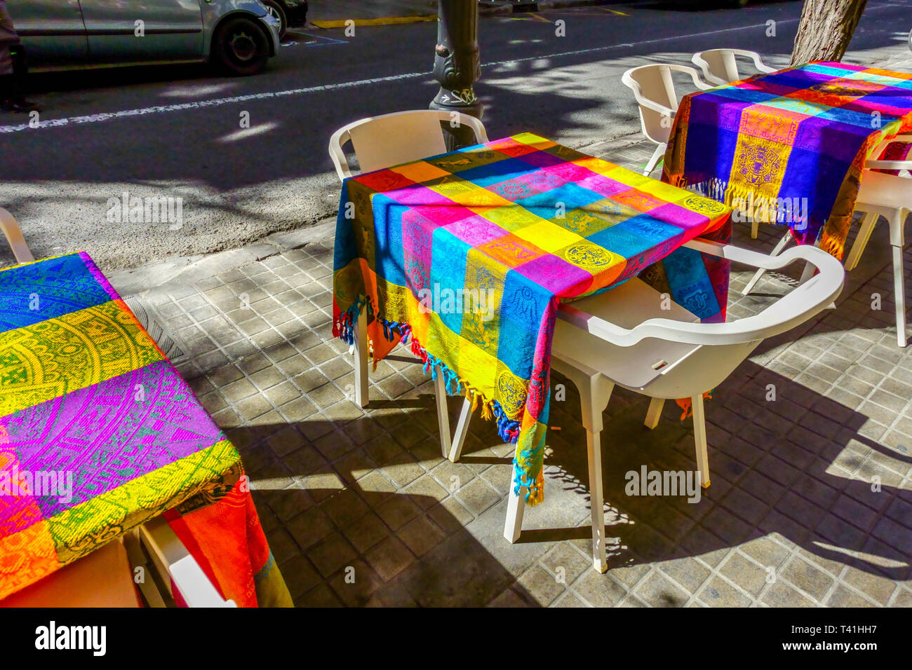 Bunte Decken auf den Tischen Valencia Street Bar Ruzafa Valencia Russafa District Bürgersteig mittags spanische Bar Russafa Valencia Spanien Europa Stadt Stockfoto