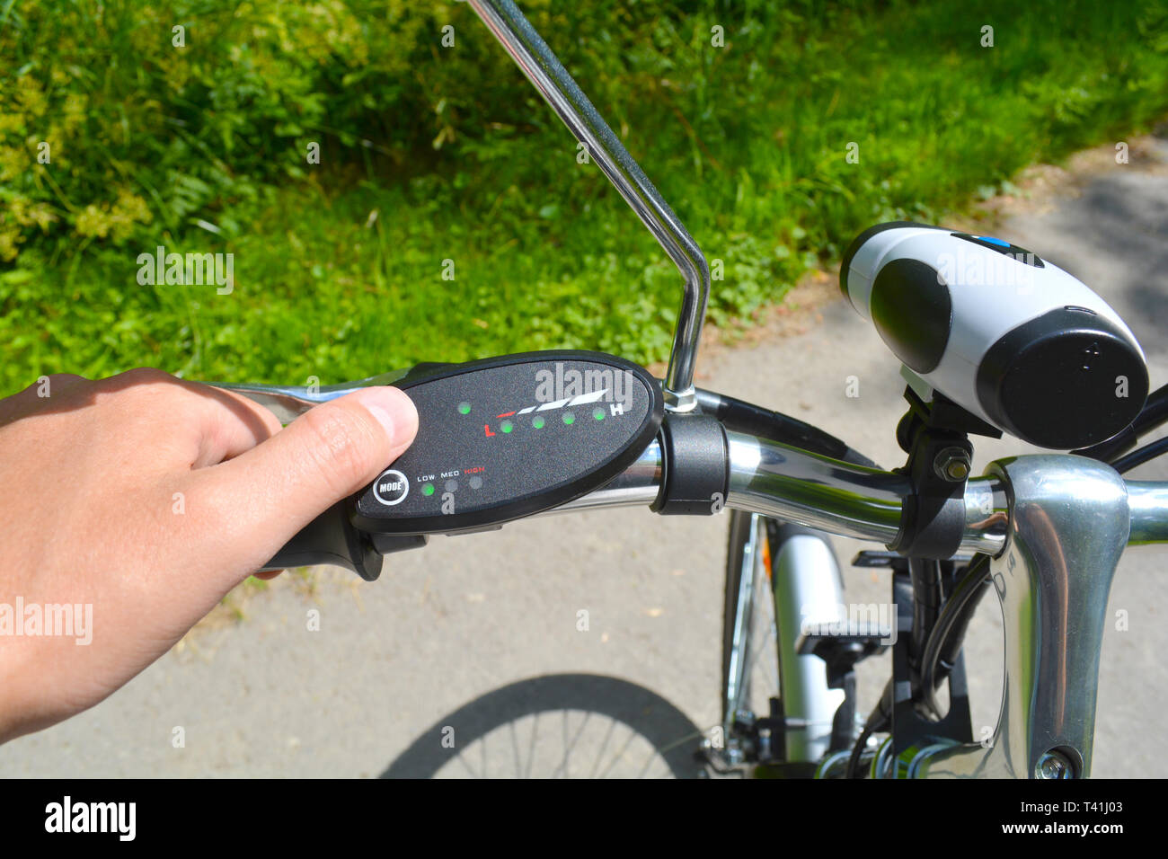 Ein Elektrofahrrad, E-Bike oder Fahrrad. Durch Drücken einer Taste auf dem Board oder Steuerung der Geschwindigkeit und Leistung zu wählen. Ungefilterte, mit Natura Stockfoto