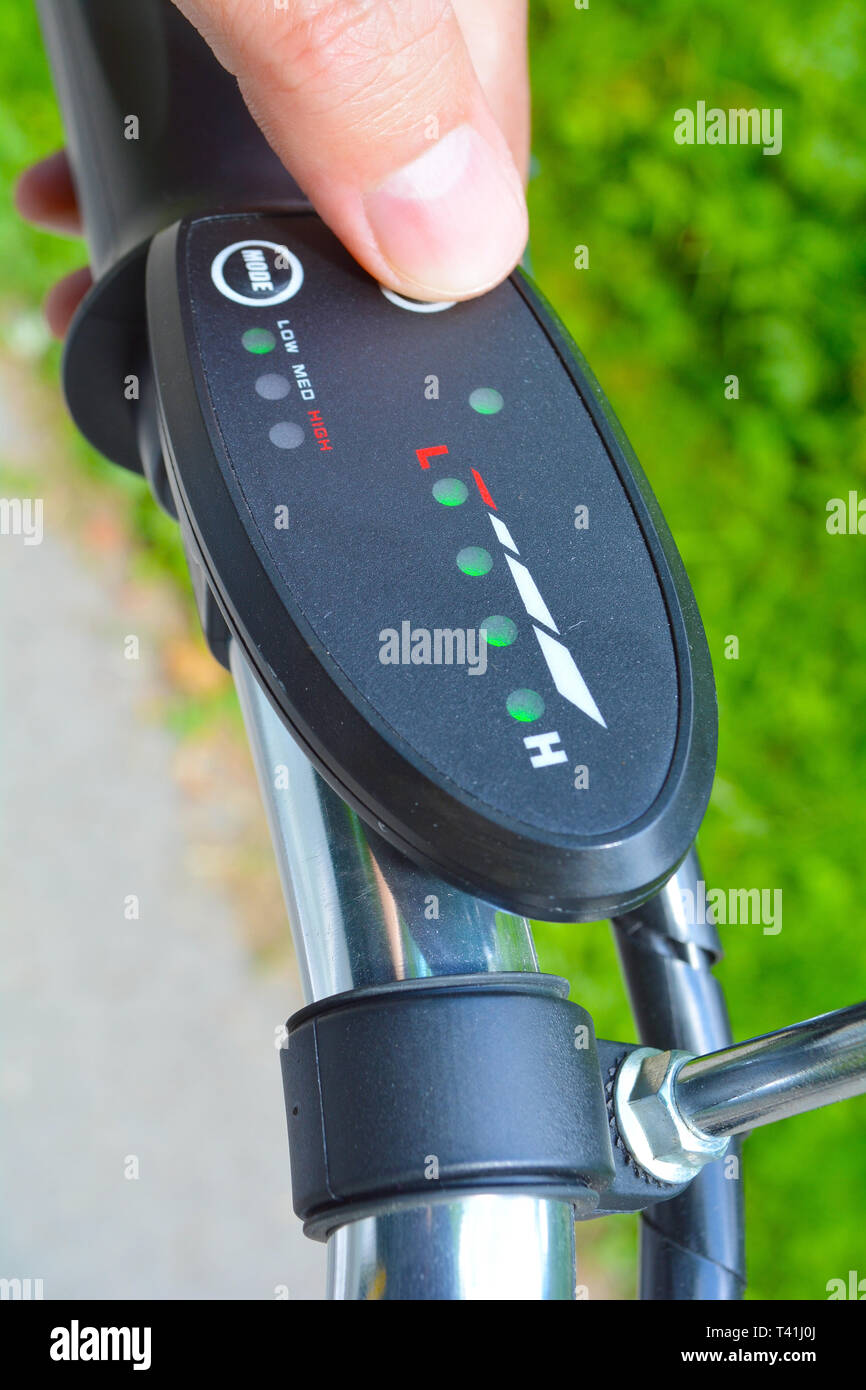 Ein Elektrofahrrad, E-Bike oder Fahrrad. Durch Drücken einer Taste auf dem Board oder Steuerung der Geschwindigkeit und Leistung zu wählen. Ungefilterte, mit Natura Stockfoto