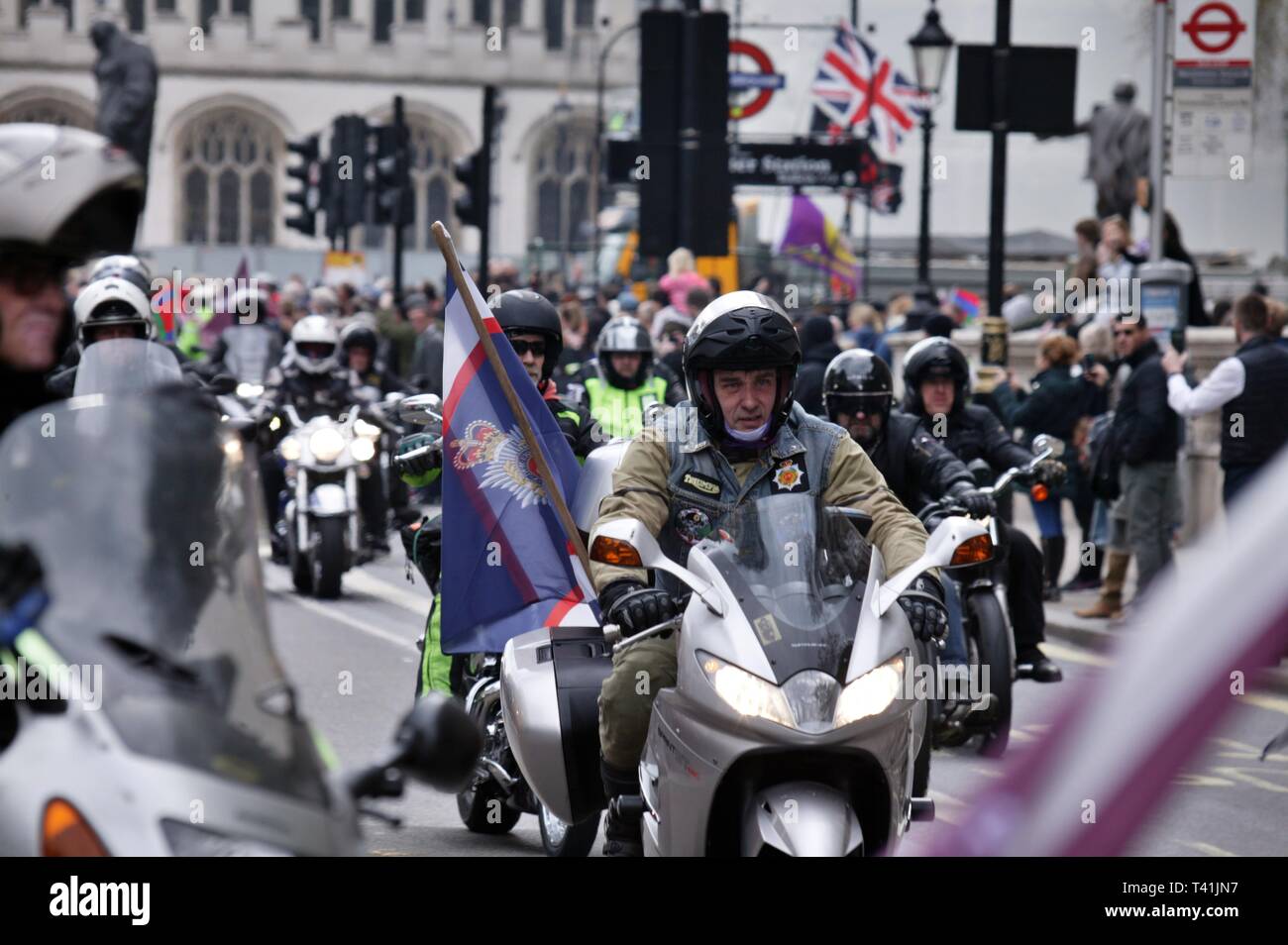 LONDON, VEREINIGTES KÖNIGREICH. 12 April 2019, Tausende Motorräder aus gegenüber dem Land und fahren Sie hinunter auf den Parliament Square in ein Erscheinen der Unterstützung für Soldaten F. © Martin Foskett/Knelstrom Ltd. Stockfoto