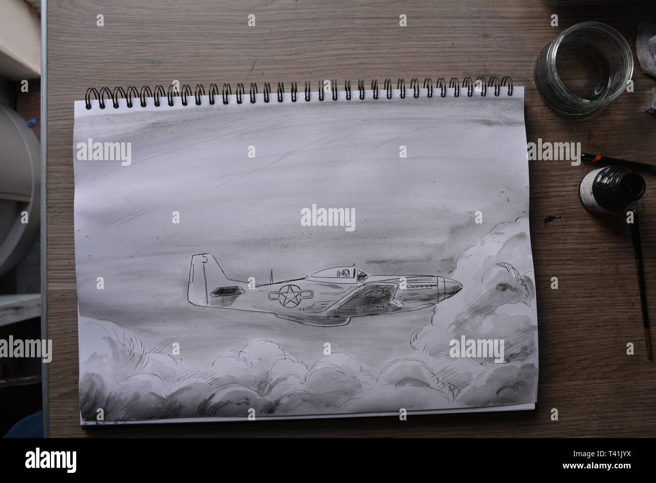 Skizzenbuch zeichnen in Phasen der P51 Mustang. Bleistift, Feder und Tinte und Tusche waschen. Stockfoto